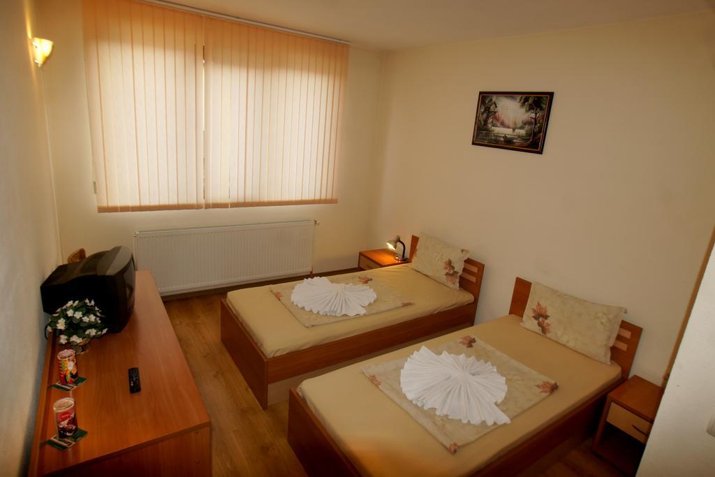 Family Hotel St. Constantine And Helena Ivaylovgrad Ruang foto